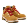 Holiday Luxe Wasserdichter Stiefel „Weizen Nubuck“