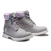 Premium 6-Inch Waterproof Boot „Graues Nubukleder mit violettem Logo am Kragen“