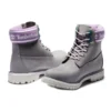 Premium 6-Inch Waterproof Boot „Graues Nubukleder mit violettem Logo am Kragen“